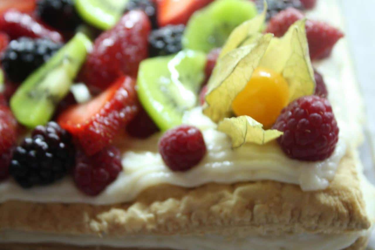 Postre tradicional con frutas en restaurante de Chinchón