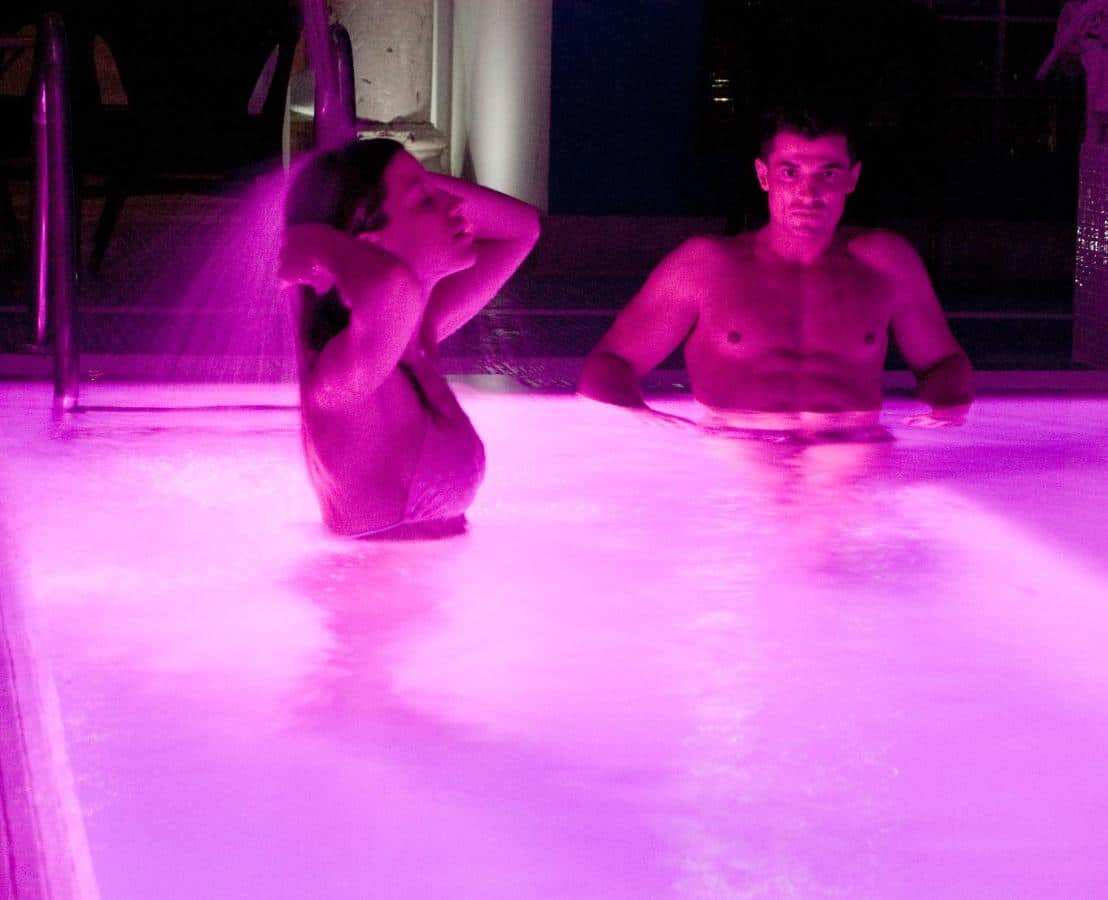 dos personas en un spa en Chinchón
