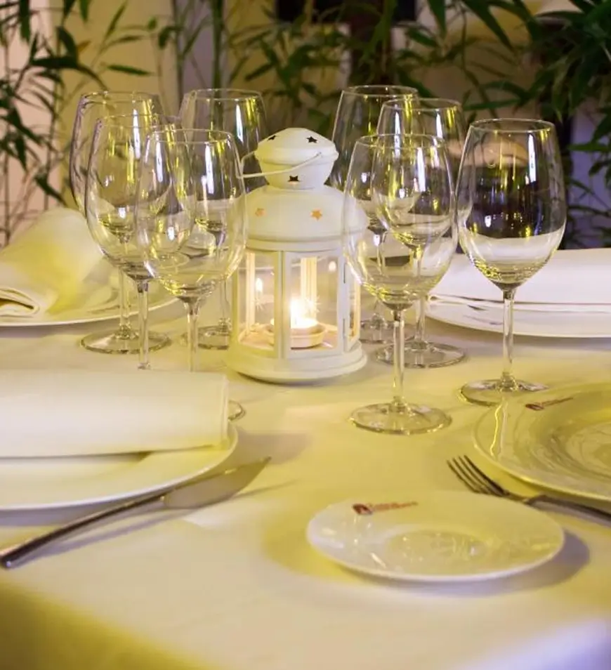 Mesa para cenar en el restaurante de Chinchón