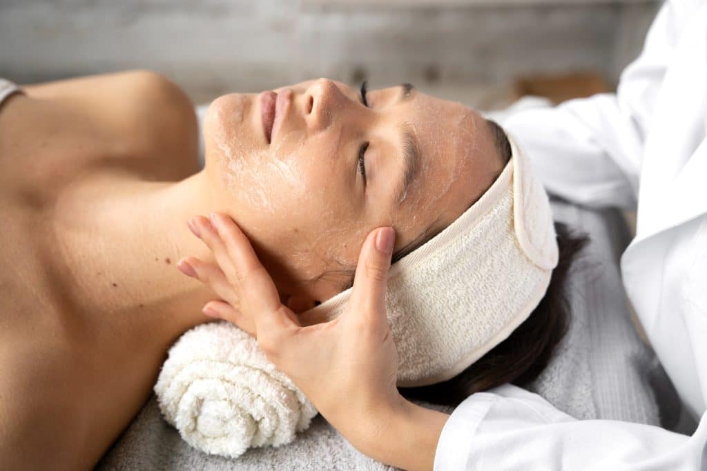 Masaje de hidratación facial en spa de chinchón