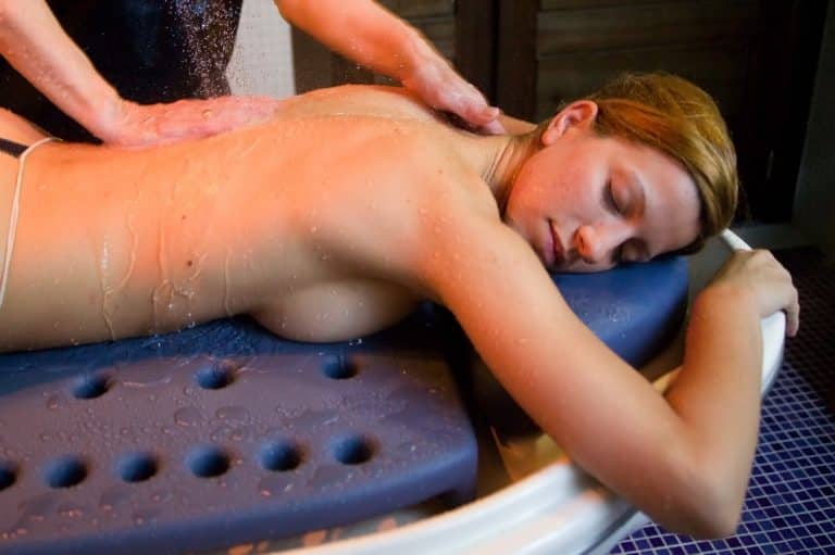 Chica haciéndose masaje relax