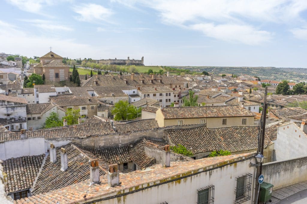 Chinchón con su castillo de fondo