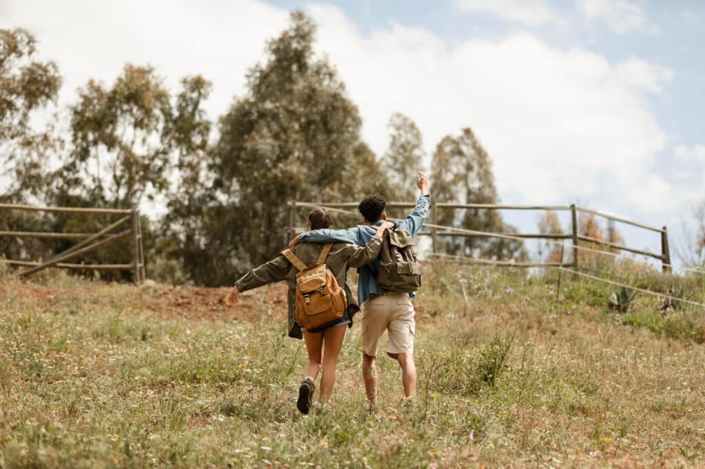 Una pareja durante una ruta por el campo